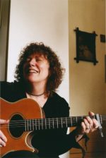 Bridget St. John、約8年ぶりの来日ツアーを京都と東京で開催。”アシッドフォークの女王”の名を欲しいままにしてきたシンガーソングライター