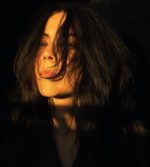 Lucrecia Dalt、日本デビュー作『No era sólida』から表題曲MV公開。ベルリンをベースに活動するエクスペリメンタル・アーティスト