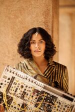 Arushi Jain、日本デビュー作『Under the Lilac Sky』9月10日発売決定。インド古典音楽の伝統的な響きをモジュラー・シンセサイザーで再現
